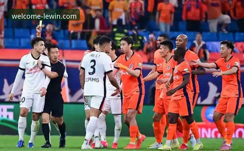 乐盈体育平台观赛必备知识：青岛海牛3-1终结13年不胜海港，从战术细节看懂中超逆袭
